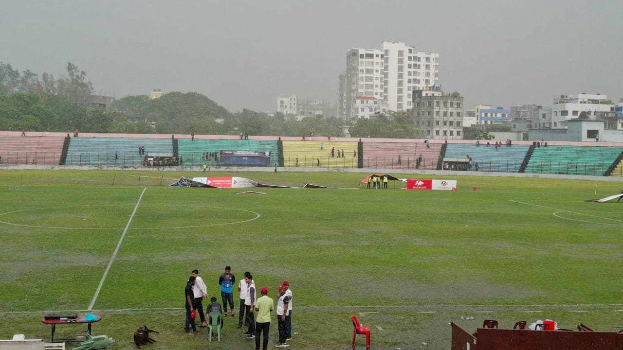 বৈশাখী ঝড়ের কবলে আবাহনী-কিংস ফাইনাল, খেলা বন্ধ